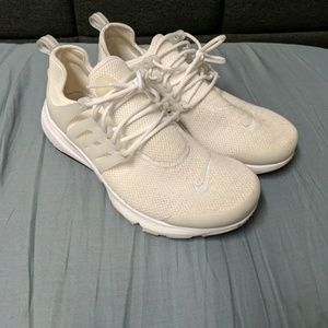 Nike prestos white.